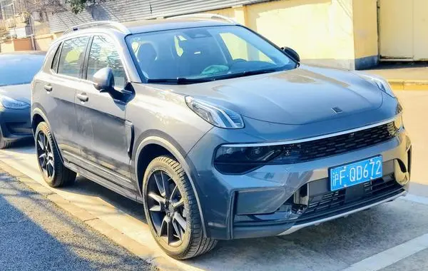 Lynk & Co 01 (facelift 2022)-1