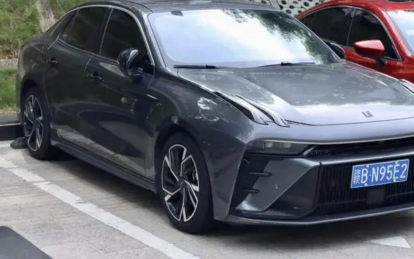 Lynk & Co 03 (facelift 2022)-1