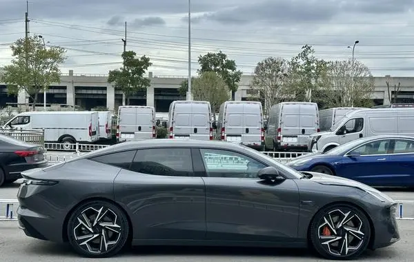 Lynk & Co Z10-8
