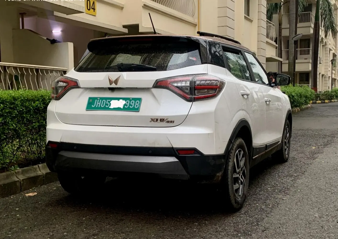Mahindra XUV400-0