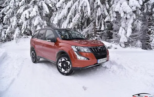 Mahindra XUV500 (facelift 2015)-10
