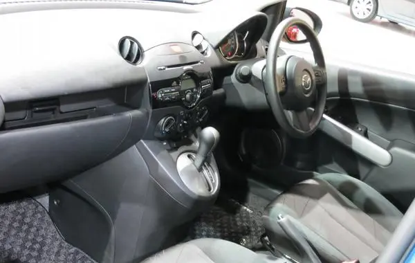 Mazda 2 II (DE, facelift 2010)-8