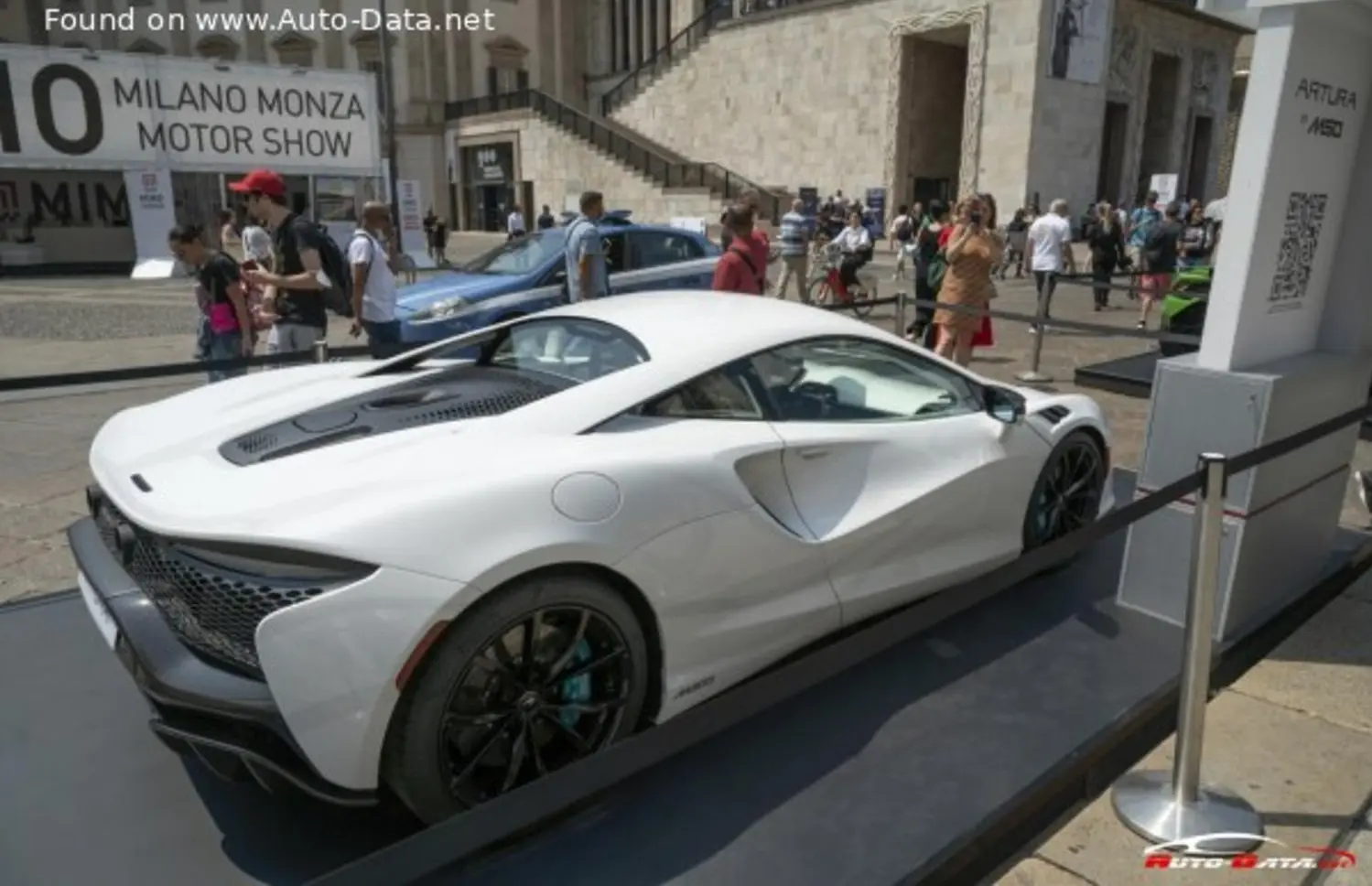McLaren Artura-11