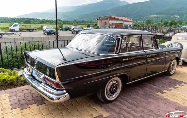 Mercedes-Benz Fintail (W111)-2