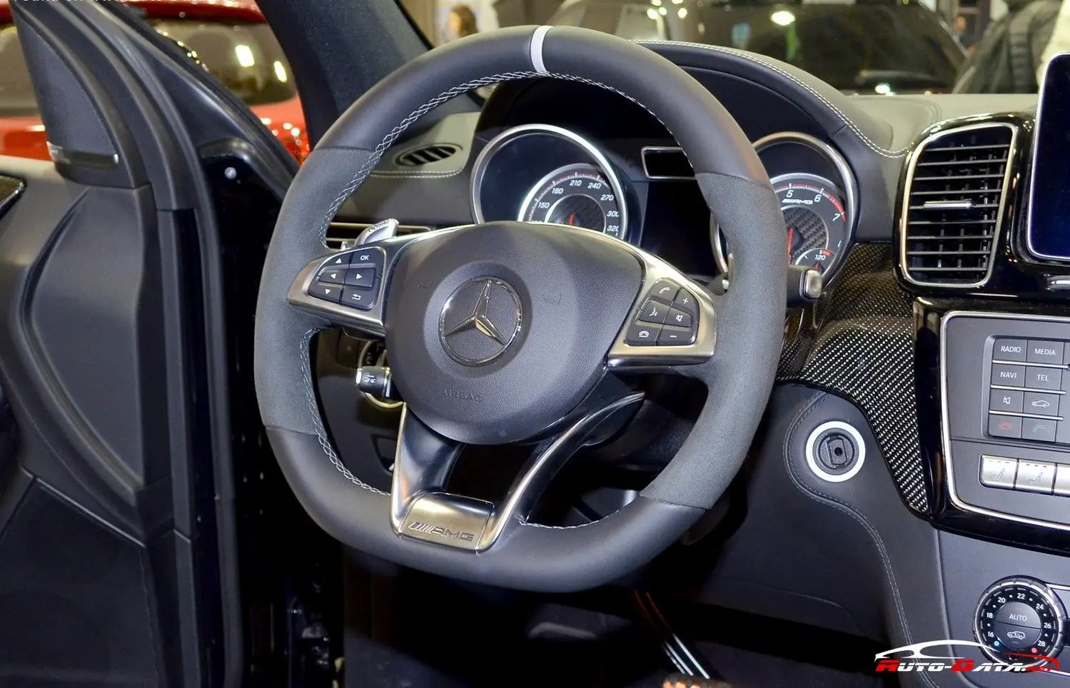 Mercedes-Benz GLE SUV (W166)-2