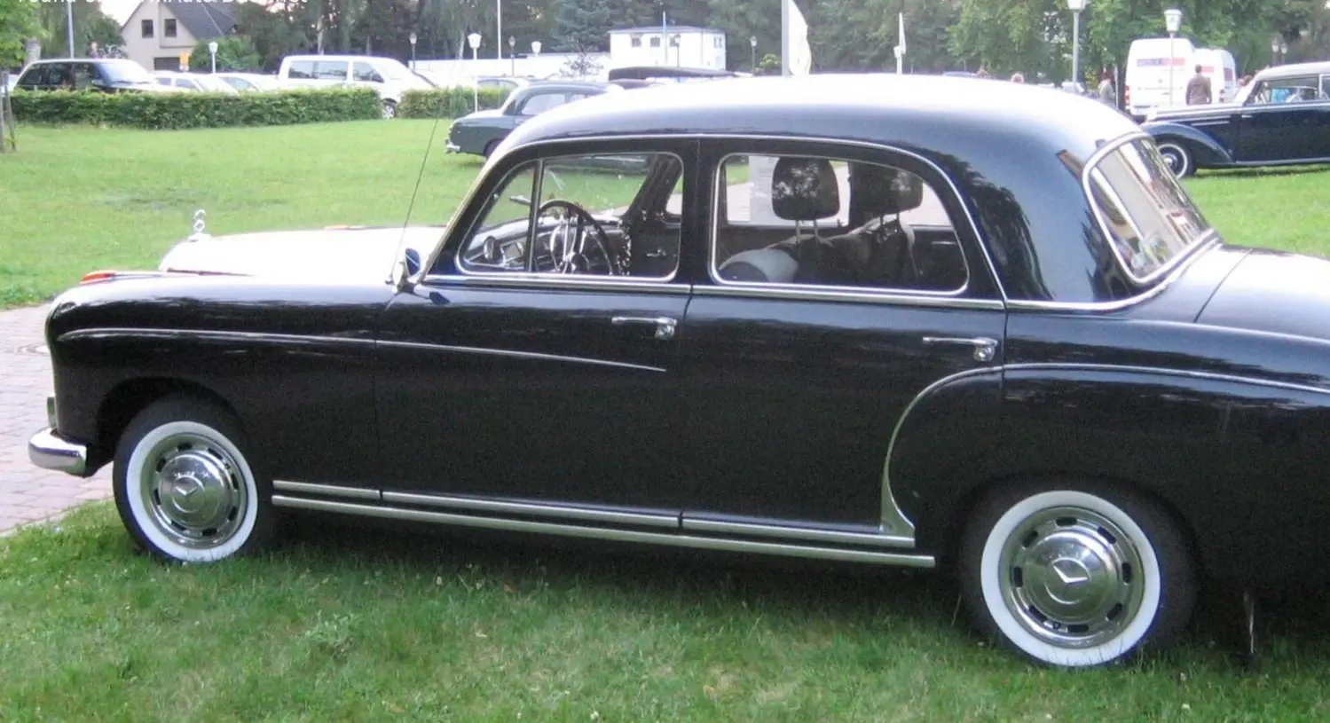 Mercedes-Benz W105 Sedan-4