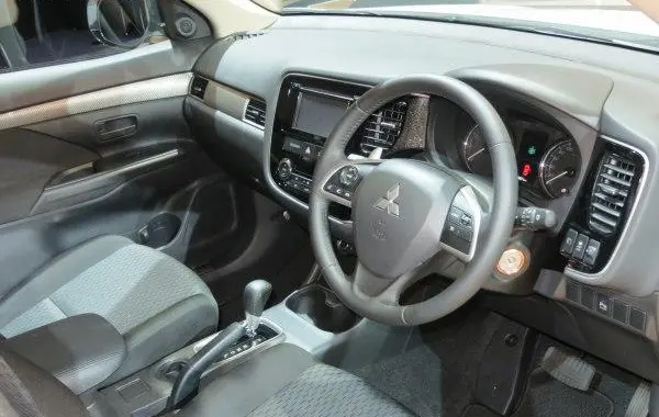 Mitsubishi Outlander III-6