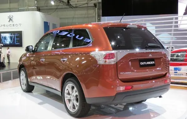 Mitsubishi Outlander III-1