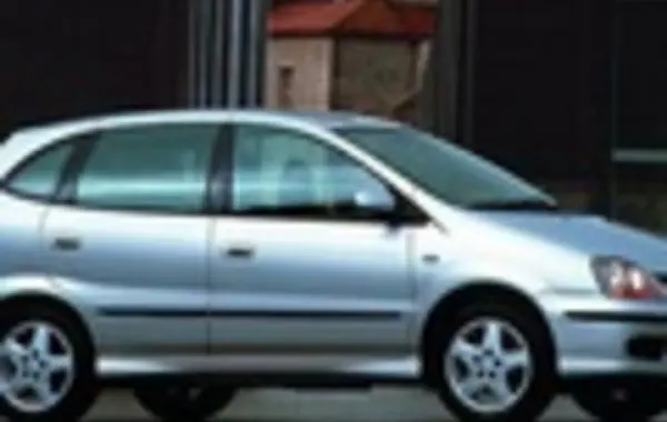 Nissan Almera Tino-5
