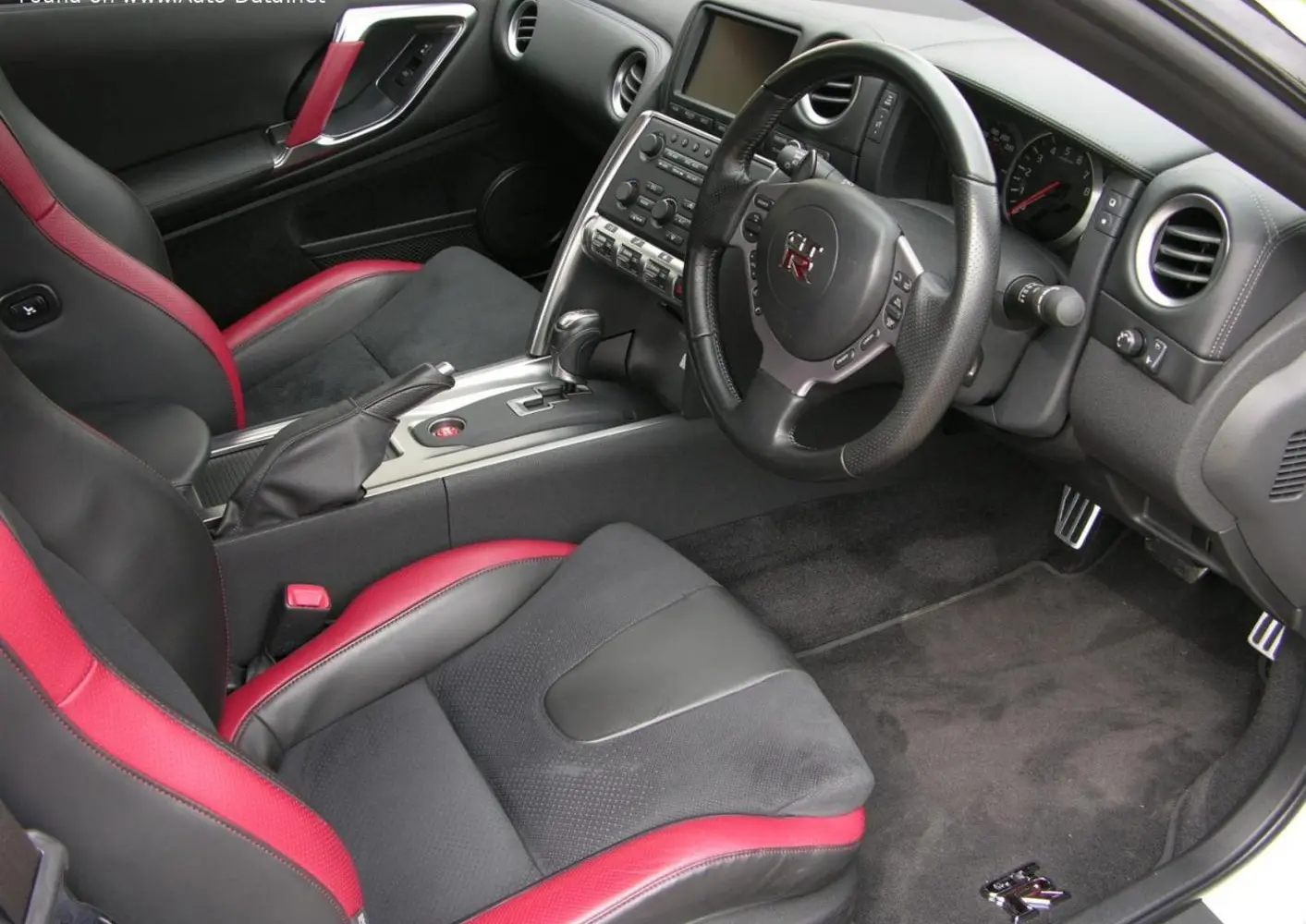 Nissan GT-R (R35)-5