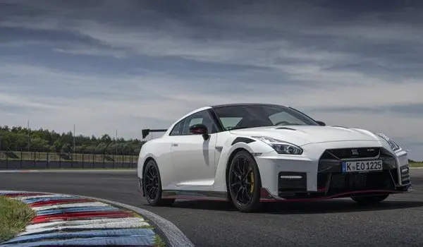 Nissan GT-R (R35, facelift 2016)-5