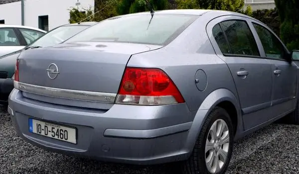Opel Astra H Sedan-1