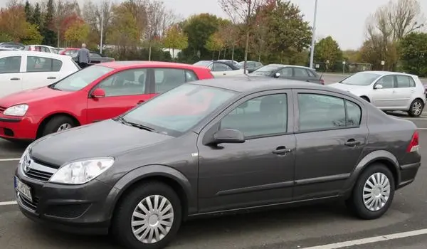 Opel Astra H Sedan-2