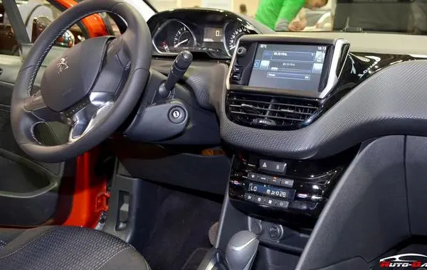 Peugeot 208 I (Phase II, 2015)-8