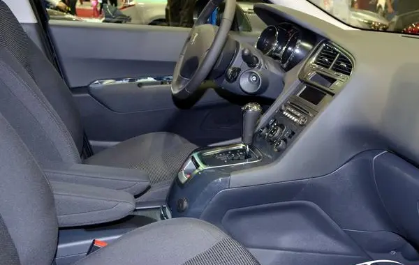 Peugeot 5008 I (Phase II, 2013)-6