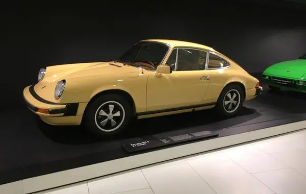 Porsche 911 Coupe (G)-1
