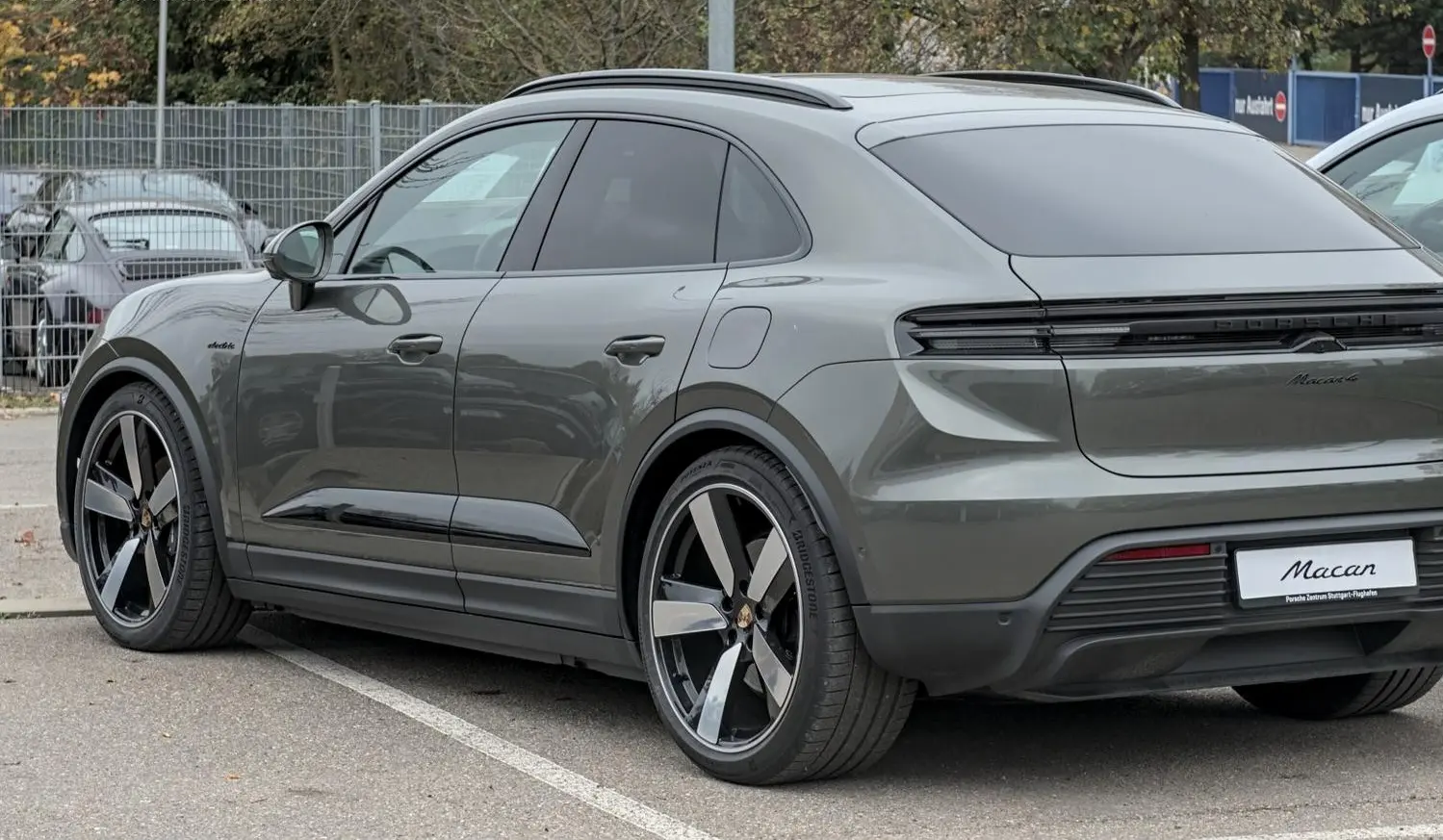 Porsche Macan II Electric-8