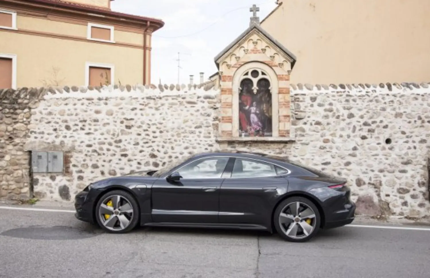 Porsche Taycan (Y1A)-0