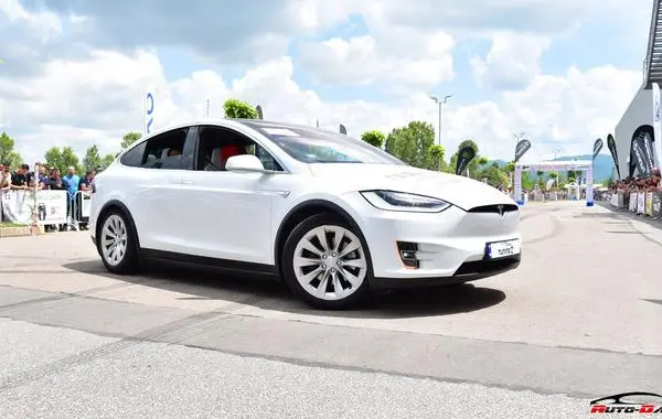 Tesla Model X-0