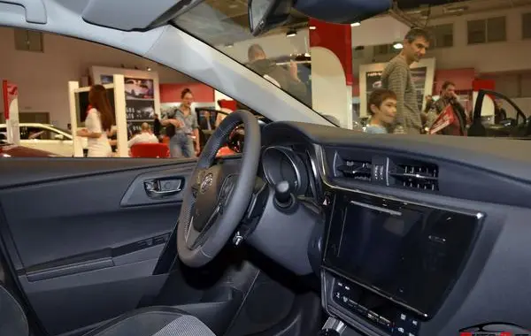 Toyota Auris II (facelift 2015)-3