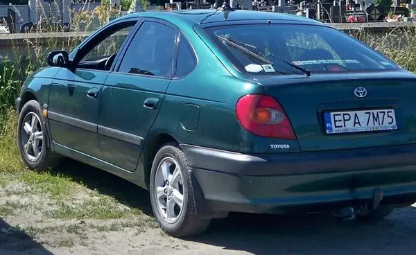 Toyota Avensis Hatch (T22)-0