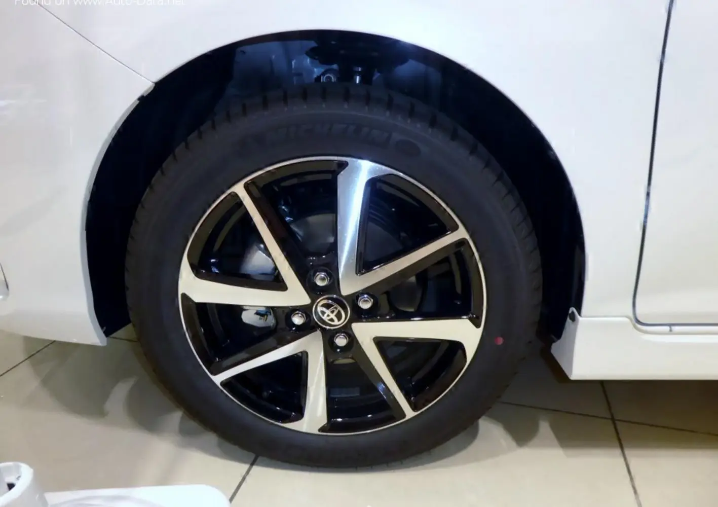 Toyota Corolla Axio XI (facelift 2017)-11