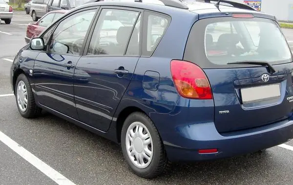 Toyota Corolla Verso I (E120)-1