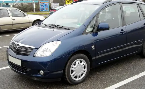 Toyota Corolla Verso I (E120)-0
