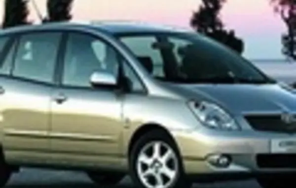 Toyota Corolla Verso I (E120)-2