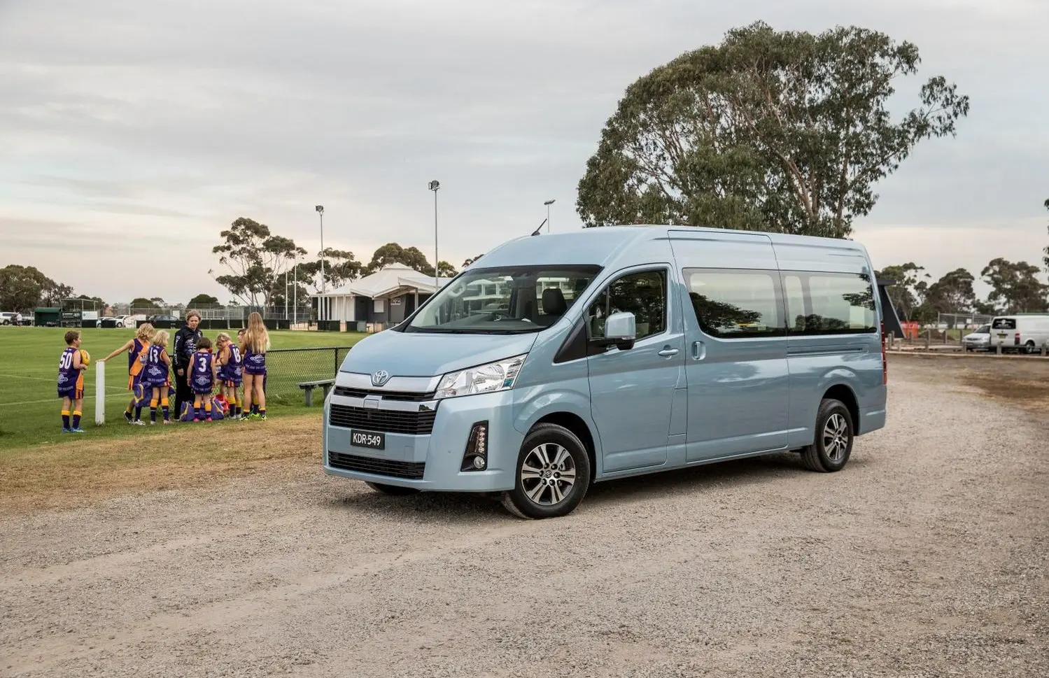 Toyota HiAce VI (H300) Commuter L2H2-5