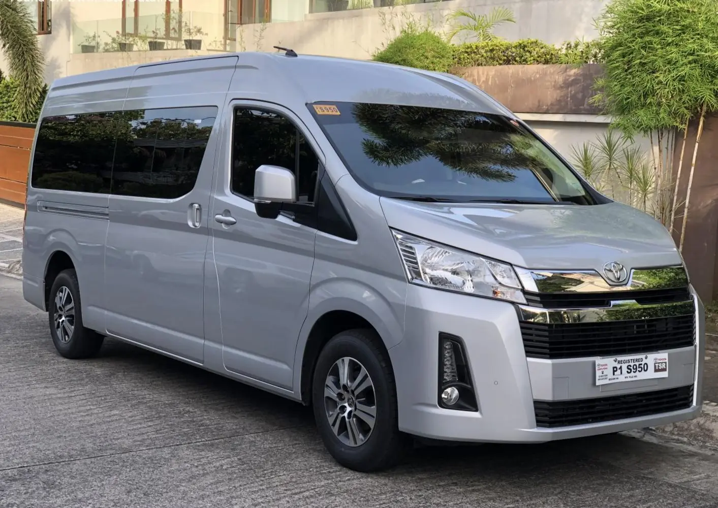Toyota HiAce VI (H300) Commuter L2H2-8