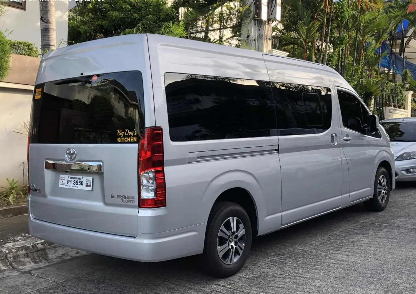 Toyota HiAce VI (H300) Commuter L2H2-17