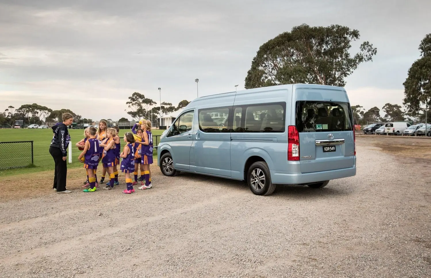 Toyota HiAce VI (H300) Commuter L2H2-3