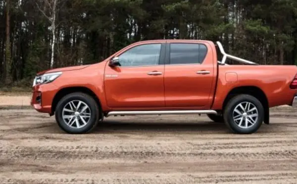 Toyota Hilux Double Cab VIII (facelift 2017)-0