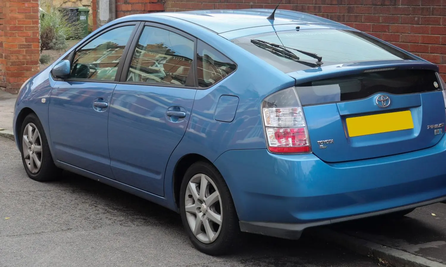 Toyota Prius II (NHW20)-9