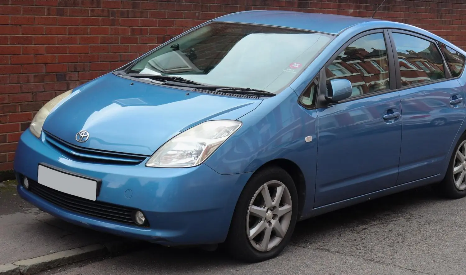 Toyota Prius II (NHW20)-13