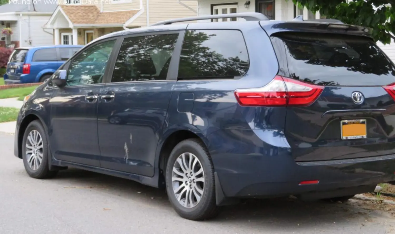 Toyota Sienna III (facelift 2018)-0