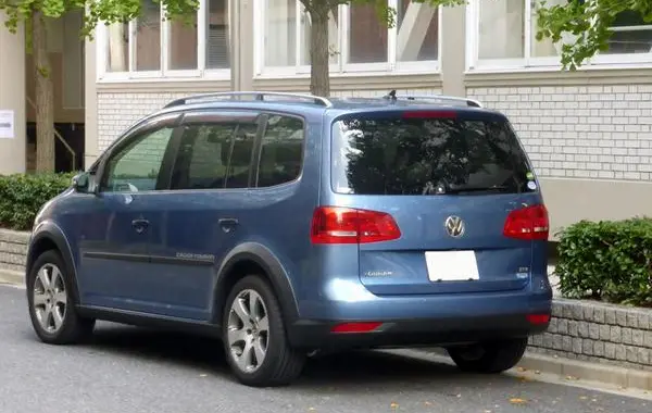 Volkswagen Cross Touran I (facelift 2010)-0