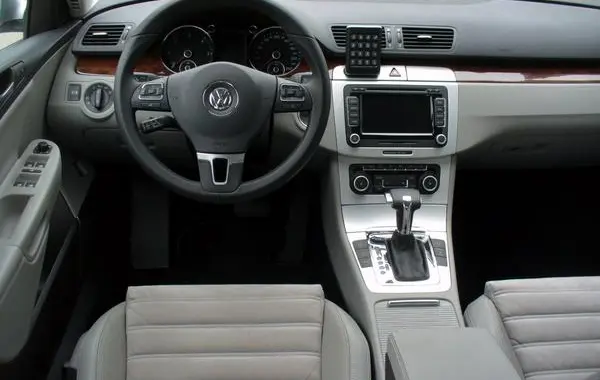 Volkswagen Passat (B6)-1