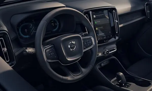 Volvo EX40-8