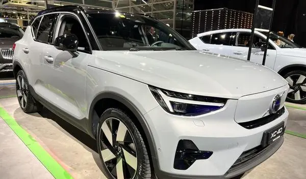 Volvo XC40 (facelift 2022)-4